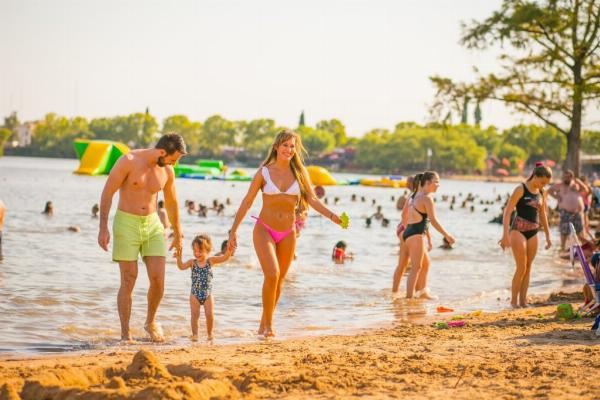 Hay playas para estar en familia y otras para los más jóvenes. (Turismo de Gualeguaychú)