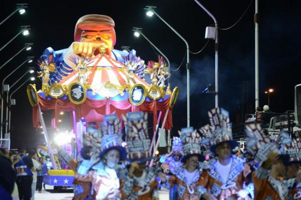 Las carrozas desfilan cada noche por el corsódromo. (Turismo de Gualeguaychú)