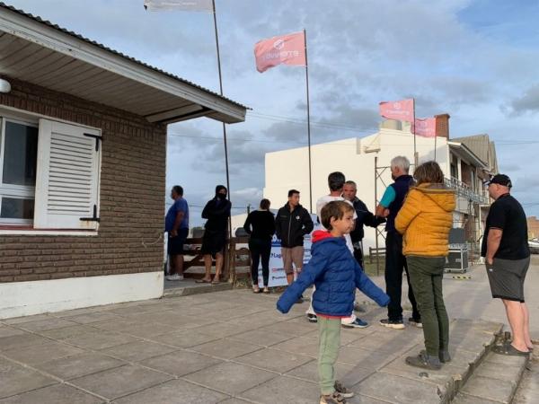 Ayer no paraban de inscribirse pescadores en el Club de Cazadores de Claromecó. (LU24)