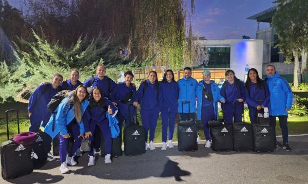  Parte del equipo en la previa a volar rumbo a Nueva Zelanda. – AFA –