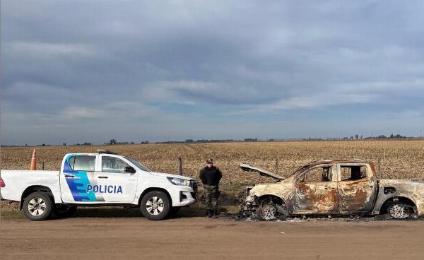 Misterioso hallazgo en el Cuartel X: El CPR Rojas secuestró una Nissan Frontier incendiada que tenía pedido de captura