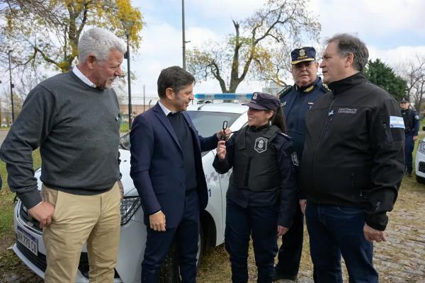 Kicillof desembarcó en Pergamino y apuntó contra Adorni: "buscando un pendrive para la provincia"